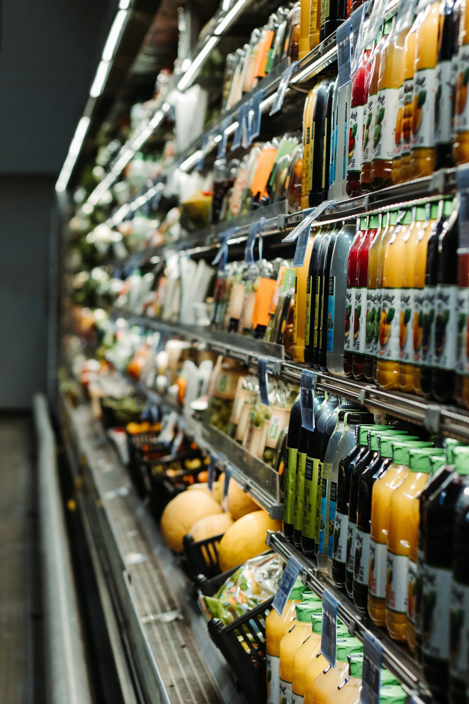 Prateleiras de mercado com produtos variados